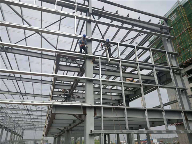 吉利钢结构厂房主梁吊装